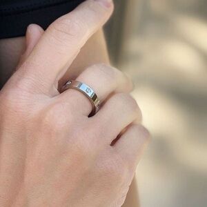 Stylish gold Ring with Crystal Details